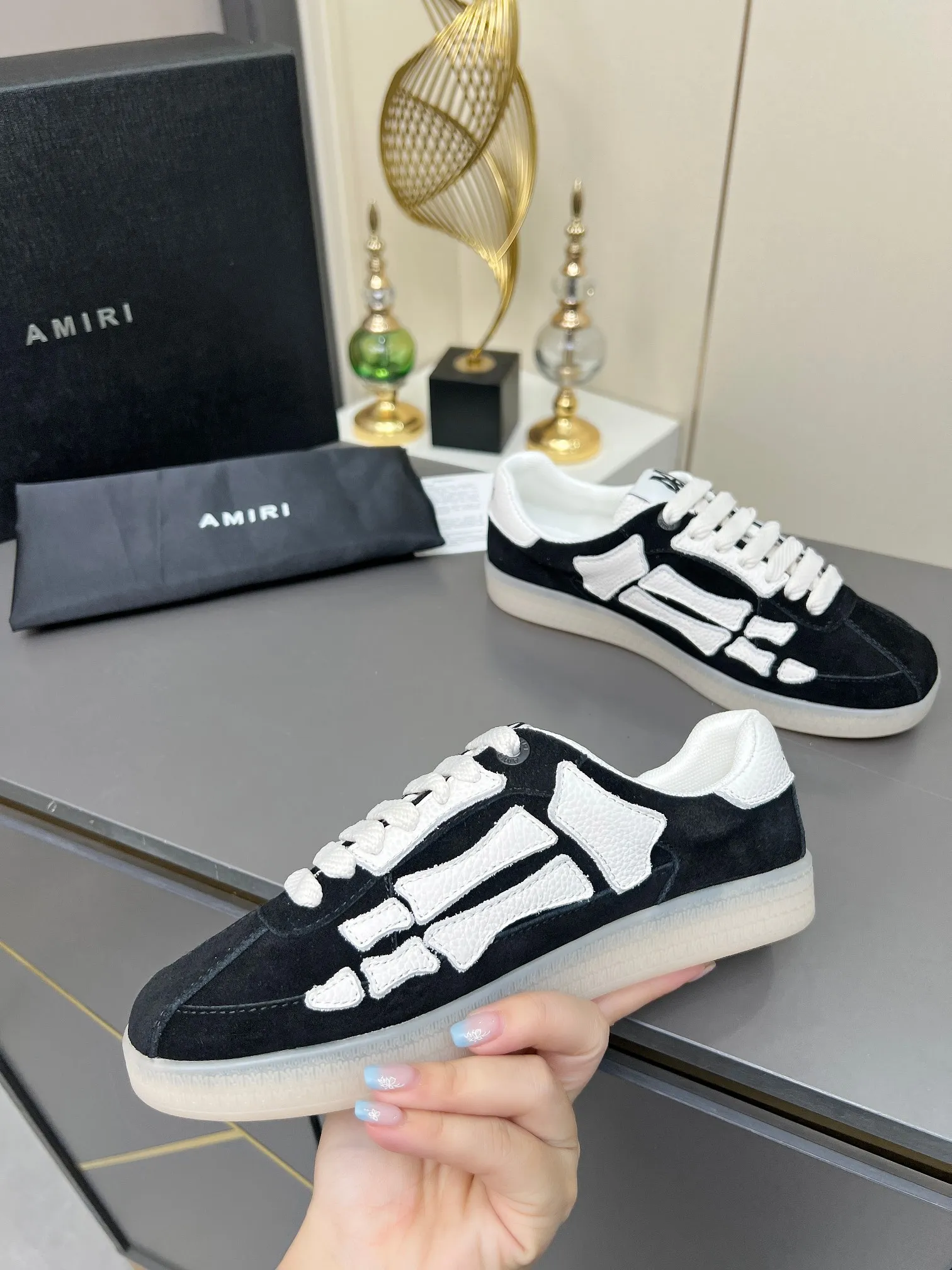 Men's Men's Shoes 💰580 Bone Shoes · AMIRI Skel-Top AMIRI 🔥 launches a new "ThePacific" series of low-top casual sports moral training shoes in the early spring of 2025. This iconic shoe covers men's and women's shoes, drawing inspiration from the brand's classic sports style and elegantly integrating West Coast style. "The Pacific" contrasting five-pointed star series is rooted in Amiri's unique California genes, showing the freedom and leisure atmosphere of the West Coast. This series launches two styles that incorporate the brand's iconic elements: the leather version is made of pure white leather with a same-color sole, and is embellished with star patterns on the side of the shoe, just like the bright starry sky of California. The black and ocean blue colors are shared by men and women, and there is also a red star model exclusive for men and a light pink star model exclusive for women. The suede model is decorated with the brand's classic bone pattern on the side of the shoe. The rubber sole and suede fabric complement each other. The color scheme covers black, chocolate and sand, and is suitable for both men and women. Made of imported cowhide and decorated with bone pieces on the sides of the upper, it is novel and unique and has a good three-dimensional effect! High-density breathable mesh lining + original molded TPU outsole 🙏 Recommended by celebrities, bloggers and internet celebrities, 🚵🏻 an indispensable item for shopping, partying and traveling. One of the most unmissable sneakers in 2025 ✦Color: 10 colors available ✦Size: Women’s size 35--40 ✦Size: Men’s size 39--45